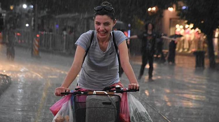 Sağanak yağmur fena vuracak Meteoroloji İstanbul, Ankara, İzmirde alarm verdi: Afetten kendinizi koruyun