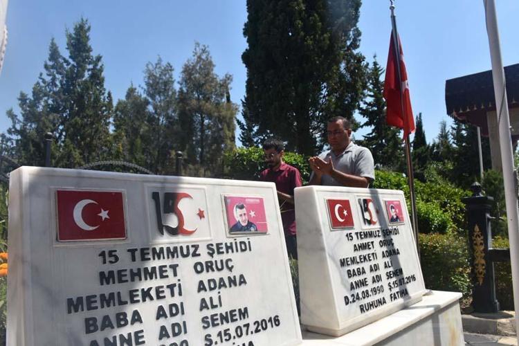 Hayatları beraber geçmişti, 15 Temmuzda birlikte şehit oldular Adanalı ikiz polislerin acısı dinmiyor