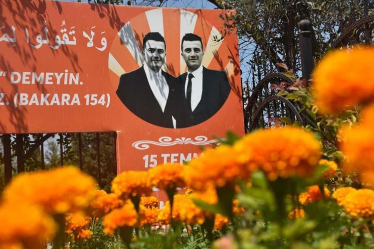 Hayatları beraber geçmişti, 15 Temmuzda birlikte şehit oldular Adanalı ikiz polislerin acısı dinmiyor