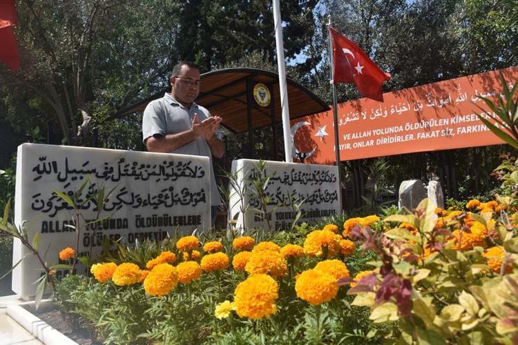 Hayatları beraber geçmişti, 15 Temmuzda birlikte şehit oldular Adanalı ikiz polislerin acısı dinmiyor