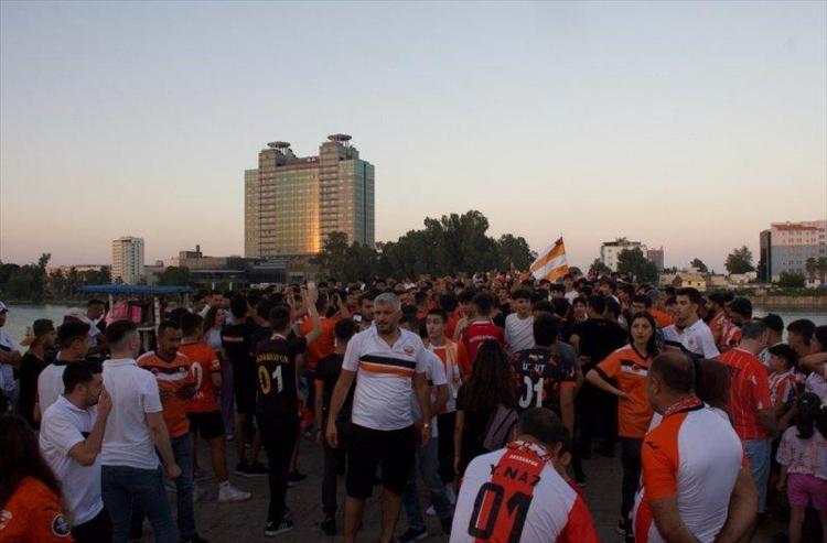 Taş Köprü yangın yerine döndü Dünya Adanasporlular Günü büyük bir coşkuyla kutlandı