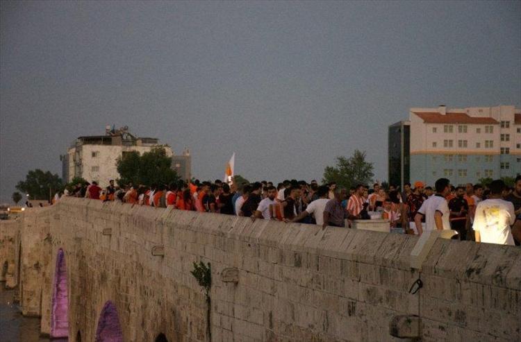 Taş Köprü yangın yerine döndü Dünya Adanasporlular Günü büyük bir coşkuyla kutlandı