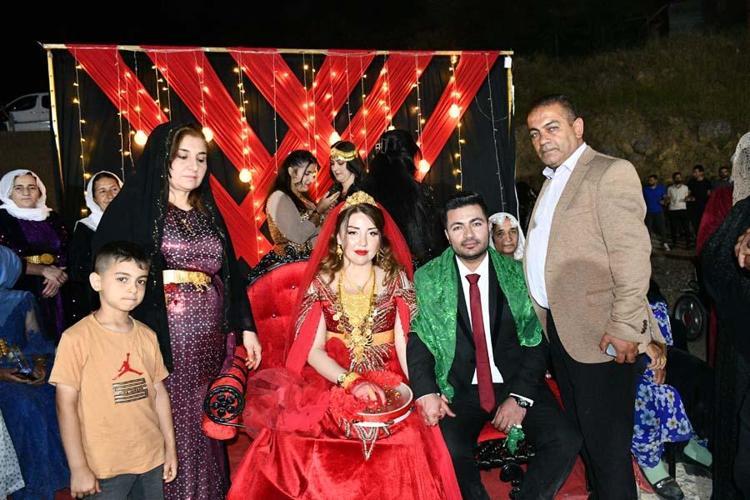 Şırnakta misafirlerin oluşturduğu halay metrelerce uzadı Düğünde takılan altın ve dövizler ise dudakları uçuklattı