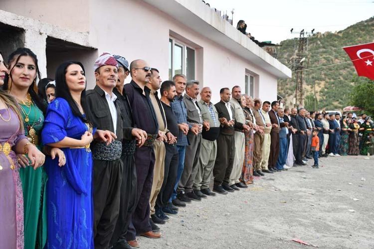 Şırnakta misafirlerin oluşturduğu halay metrelerce uzadı Düğünde takılan altın ve dövizler ise dudakları uçuklattı