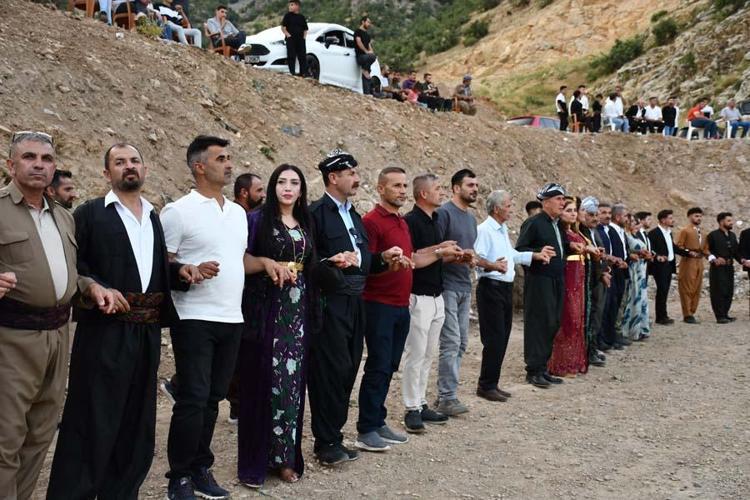 Şırnakta misafirlerin oluşturduğu halay metrelerce uzadı Düğünde takılan altın ve dövizler ise dudakları uçuklattı