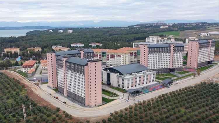 Adana’da üniversite öğrencilerinin barınma sorunu devam ediyor: Yurt fiyatları ev kiralarıyla yarışıyor, evde kalmak mı yoksa yurtta kalmak mı daha ekonomik