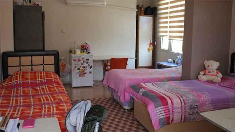 Adana’da üniversite öğrencilerinin barınma sorunu devam ediyor: Yurt fiyatları ev kiralarıyla yarışıyor, evde kalmak mı yoksa yurtta kalmak mı daha ekonomik