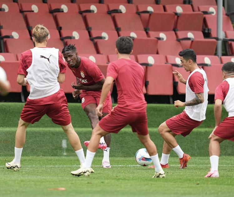Zaha dayanamadı, patladı Okan Burukun ismini anıp itiraf etti: Hiç normal değil, kimse bilmiyor