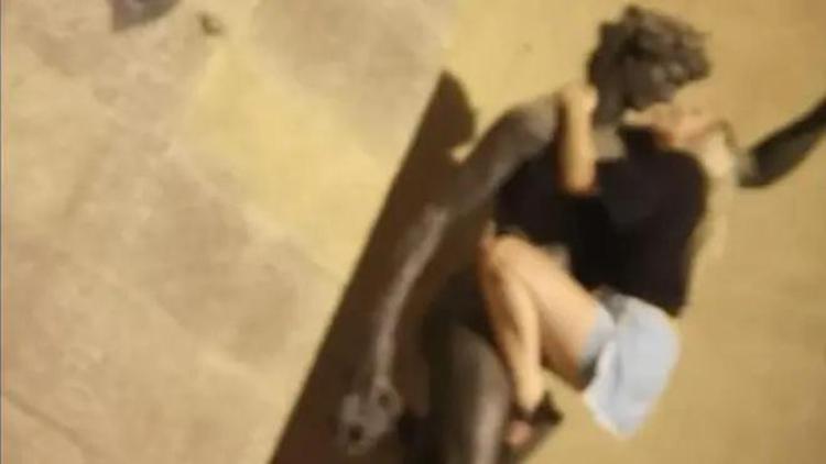 Kadın turist İtalyanları kızdırdı Floransada ünlü heykelle müstehcen pozlar verdi