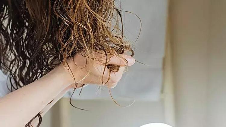 Demlenmiş kahveyi banyo öncesi sprey gibi sıkın; Bir malzeme daha ekleyince saç telleri halat gibi kalınlaşıyor