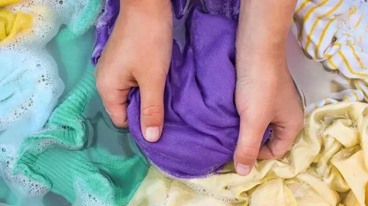 Çamaşırları daha yıkarken kırıştırmayan tüyo; Rengine, kirine, yapısına bakmıyor Bir kapak ekleyin, ütülü gibi çıksın
