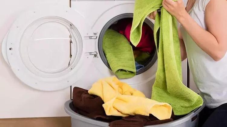 Çamaşırları daha yıkarken kırıştırmayan tüyo; Rengine, kirine, yapısına bakmıyor Bir kapak ekleyin, ütülü gibi çıksın