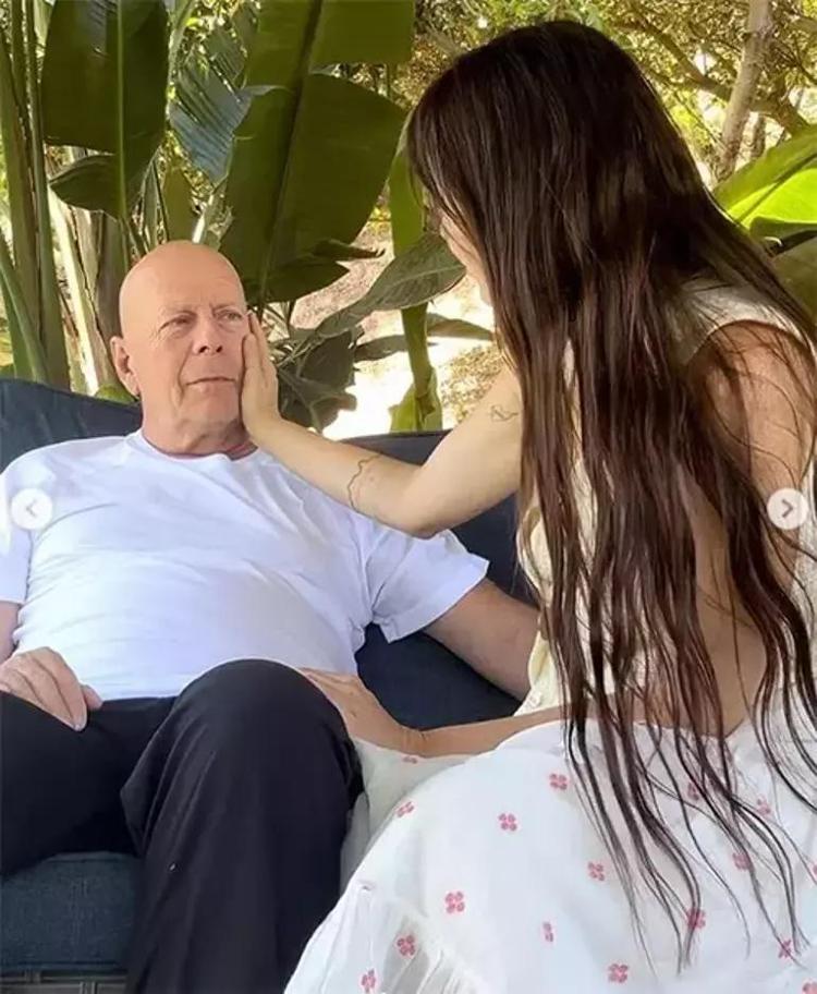 ARTIK KELİMELERLE DEĞİL, BAKIŞLARIYLA KONUŞUYOR