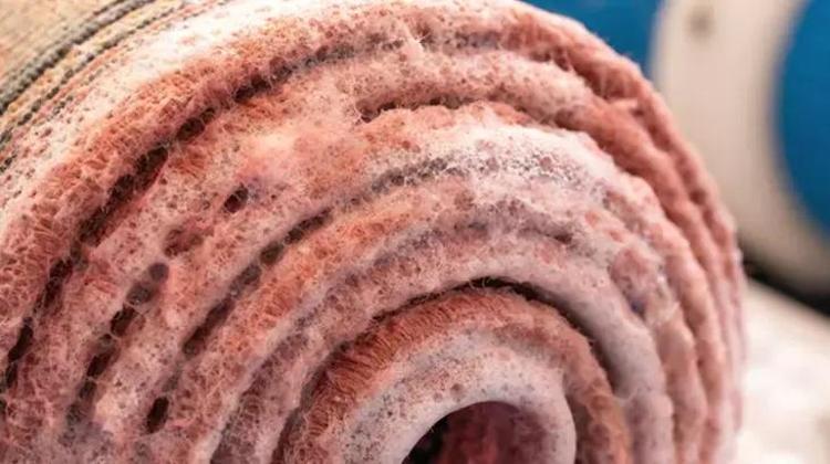 Çamaşır makinesinde kaydırmaz halı yıkamanın en pratik tüyosu; Formu bozmayan formül Yıka yıka yıllarca kullan, yarım bardağı yeter