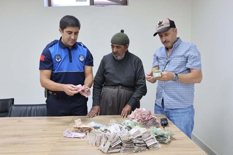 Elazığda dilencinin bir günlük kazancı şok etti Yıla vurulduğunda servet yapıyor