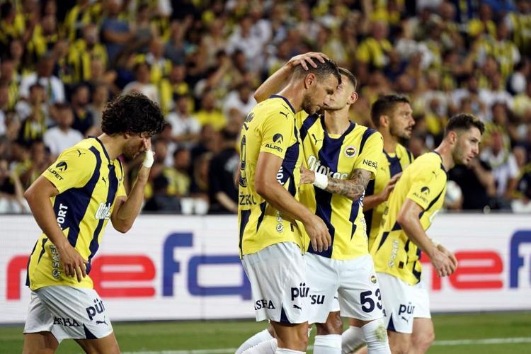 Fenerbahçede 2 ayrılık birden Yaptığı hareket sonu oldu, Mourinho artık görmek istemiyor