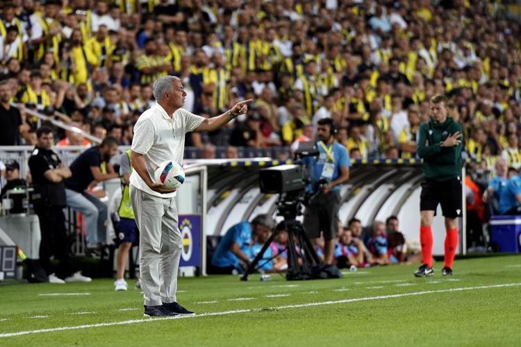 Fenerbahçede 2 ayrılık birden Yaptığı hareket sonu oldu, Mourinho artık görmek istemiyor