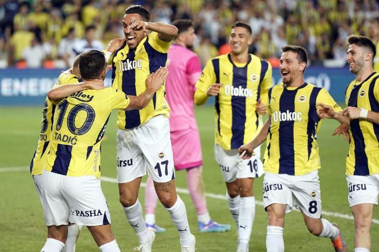 Fenerbahçede 2 ayrılık birden Yaptığı hareket sonu oldu, Mourinho artık görmek istemiyor