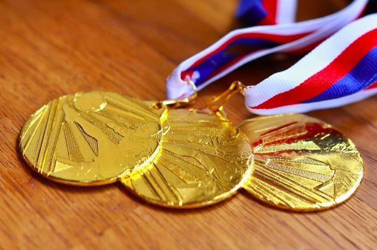 Olimpiyatlarda madalya kazanan sporculara ülkelerin verdiği ödüller Altın madalyaya ev veren ülke de var, ömür boyu maaşa bağlayan da