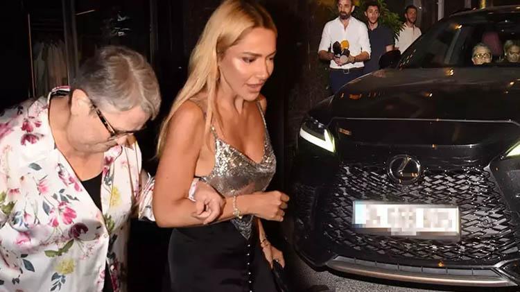 Hadise annesi ve kardeşiyle gecelerde Yeni aracı dikkat çekti