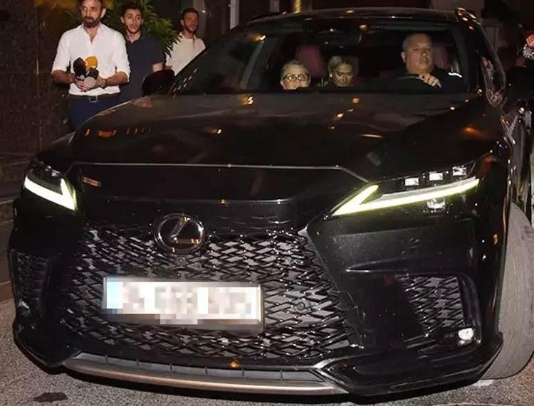 Hadise annesi ve kardeşiyle gecelerde Yeni aracı dikkat çekti