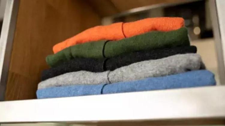 1 kaşığı dolap kokusunu yok ediyor Kıyafette küflenmeye mutfakta çözüm var: Nemi vakum gibi çekiyor