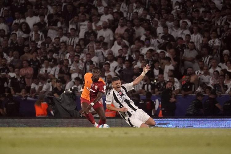 Beşiktaş Süper Kupada Galatasaraya gol yağdırdı: 5-0