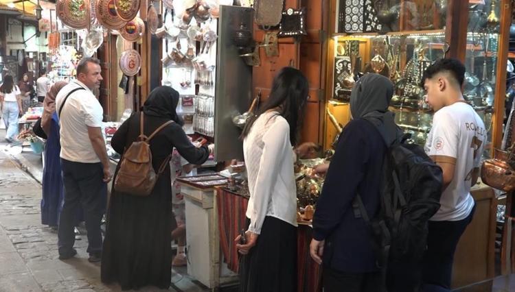 Gaziantepli gurbetçiler esnafın yüzünü güldürüyor Kurutmalıktan salçaya, biberden bin bir çeşit baharatı buradan alıyorlar
