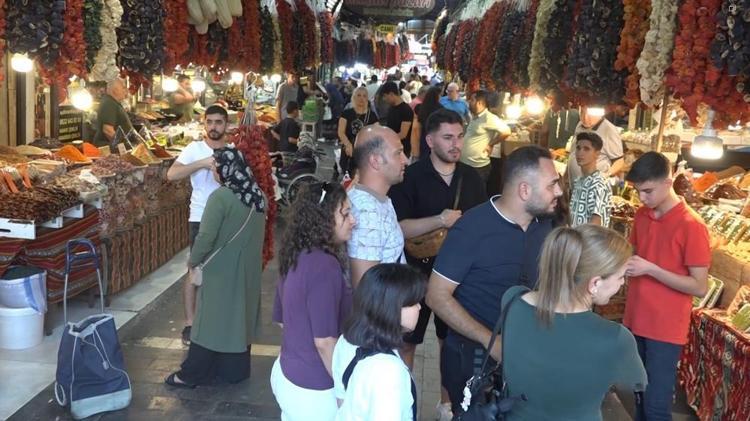 Gaziantepli gurbetçiler esnafın yüzünü güldürüyor Kurutmalıktan salçaya, biberden bin bir çeşit baharatı buradan alıyorlar