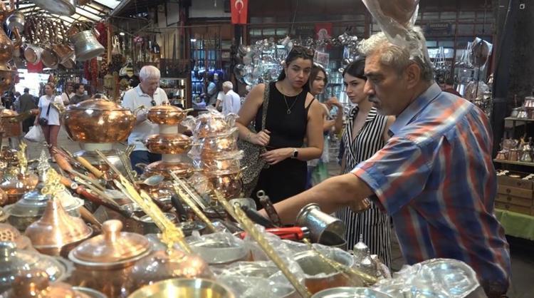 Gaziantepli gurbetçiler esnafın yüzünü güldürüyor Kurutmalıktan salçaya, biberden bin bir çeşit baharatı buradan alıyorlar