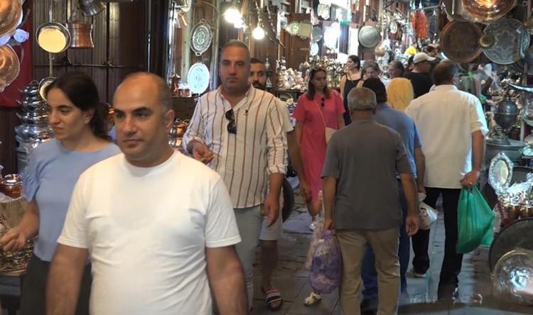 “GURBETÇİLER GELİNCE ESNAFIMIZ MEMNUN OLUYOR”