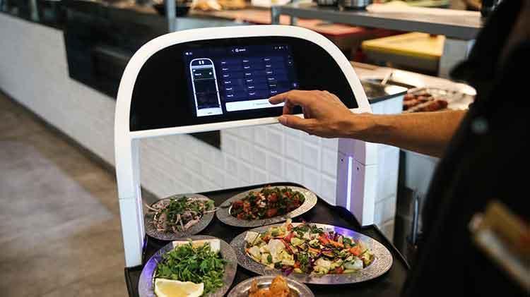 Bu restoranda garson yok Adanada robot garsonlar hizmet veriyor