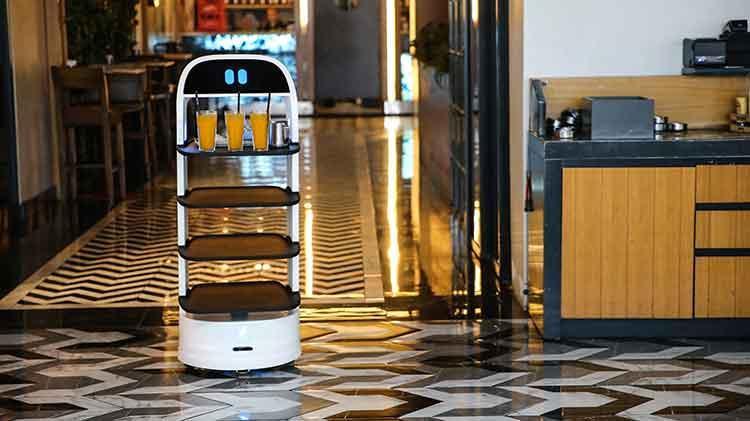 SIRF ROBOTU GÖRMEK İÇİN BURAYA YEMEĞE GELEN İNSANLAR VAR