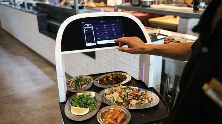 Bu restoranda garson yok Adanada robot garsonlar hizmet veriyor