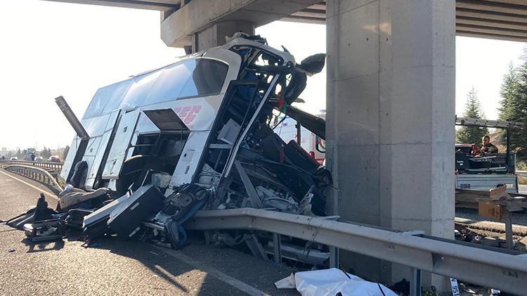 Ankarada korkunç kaza Otobüs ikiye ayrıldı, 9 can kaybı, 26 yaralı, kameraya böyle yansıdı