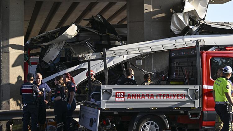 Ankarada korkunç kaza Otobüs ikiye ayrıldı, 9 can kaybı, 26 yaralı, kameraya böyle yansıdı
