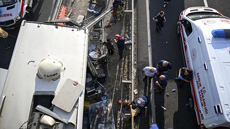 Ankarada korkunç kaza Otobüs ikiye ayrıldı, 9 can kaybı, 26 yaralı, kameraya böyle yansıdı