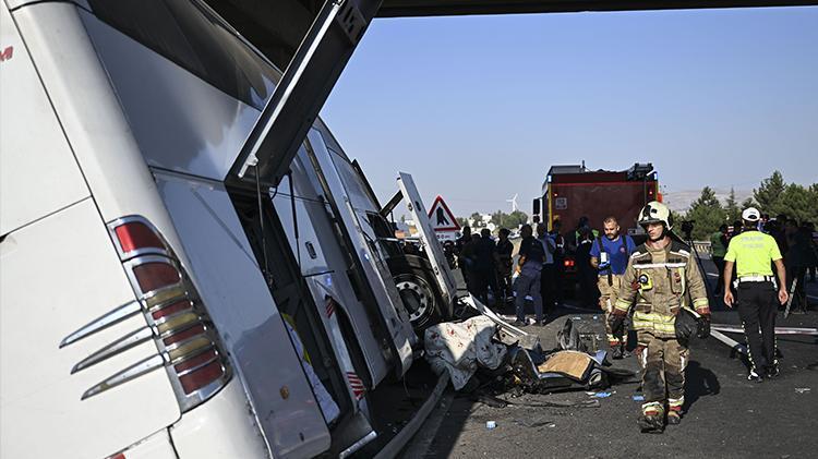 Ankarada korkunç kaza Otobüs ikiye ayrıldı, 9 can kaybı, 26 yaralı, kameraya böyle yansıdı