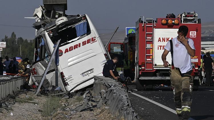 Ankarada korkunç kaza Otobüs ikiye ayrıldı, 9 can kaybı, 26 yaralı, kameraya böyle yansıdı