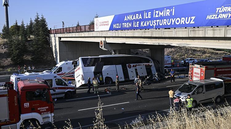 Ankarada korkunç kaza Otobüs ikiye ayrıldı, 9 can kaybı, 26 yaralı, kameraya böyle yansıdı