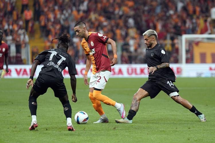 Galatasaray - Hatayspor maçında penaltı olay oldu: Hakkınız yok, kabul edilemez