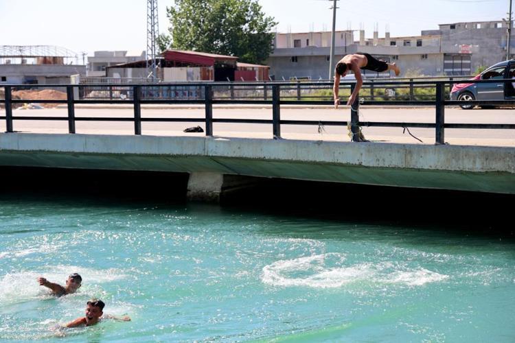 Sıcaktan bunaldı, buzdolabı kapağından kendine kayık yaptı