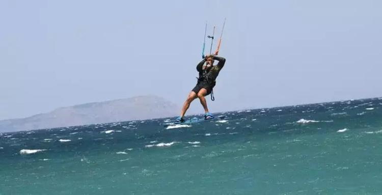 Selim Bayraktardan Çeşmede kitesurf şov