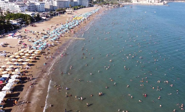 Ne Çeşme ne de Bodrum tatilciler tarihi plaja akın etti Rus turistler yoğun ilgi gösterdi