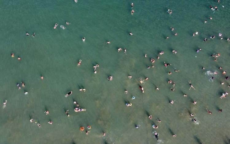 Ne Çeşme ne de Bodrum tatilciler tarihi plaja akın etti Rus turistler yoğun ilgi gösterdi