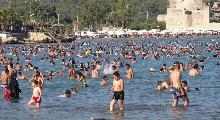 Tatilciler yoğun olarak sabah ve öğleden sonra denize giriyor
