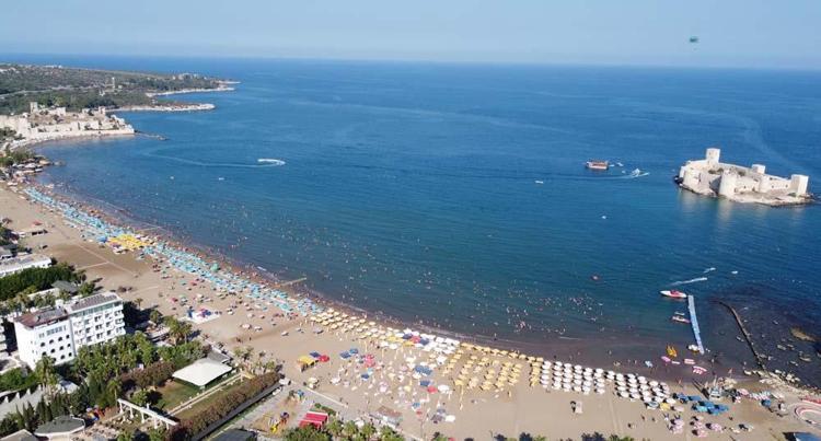 Ne Çeşme ne de Bodrum tatilciler tarihi plaja akın etti Rus turistler yoğun ilgi gösterdi