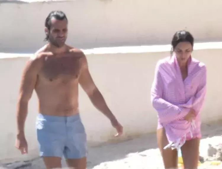 Hande Ataizi denizden çıkmak bilmedi Bodrum tatiline devam ediyor