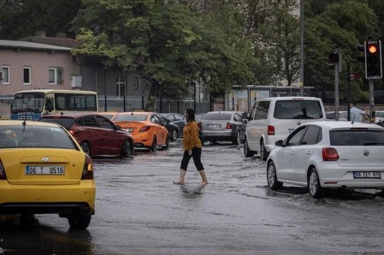 Meteorolojiden birçok il için alarm verildi Yollar göle döndü, ev ve iş yerlerini su bastı