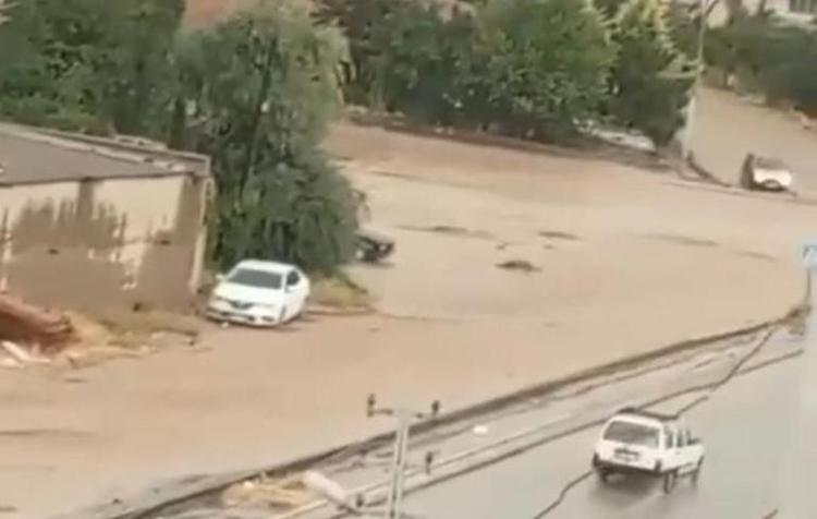 Meteorolojiden birçok il için alarm verildi Yollar göle döndü, ev ve iş yerlerini su bastı